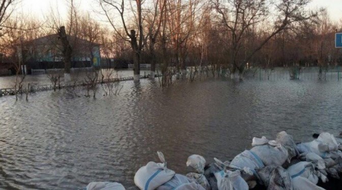 Погода в атбасаре на 10 дней. Атбасар наводнение. Свалка за речкой в поселке Атбасар после паводка. Атбасар люди. Объявление Атбасар Су.