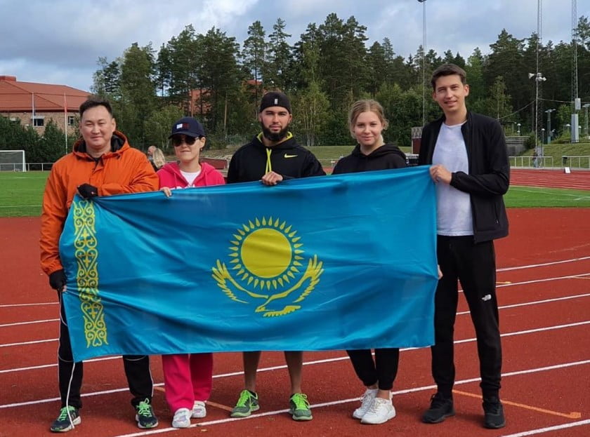 Әйел үйде жыныстық қатынас кезінде кончает Порно әйелін байлап, беріп жіберді