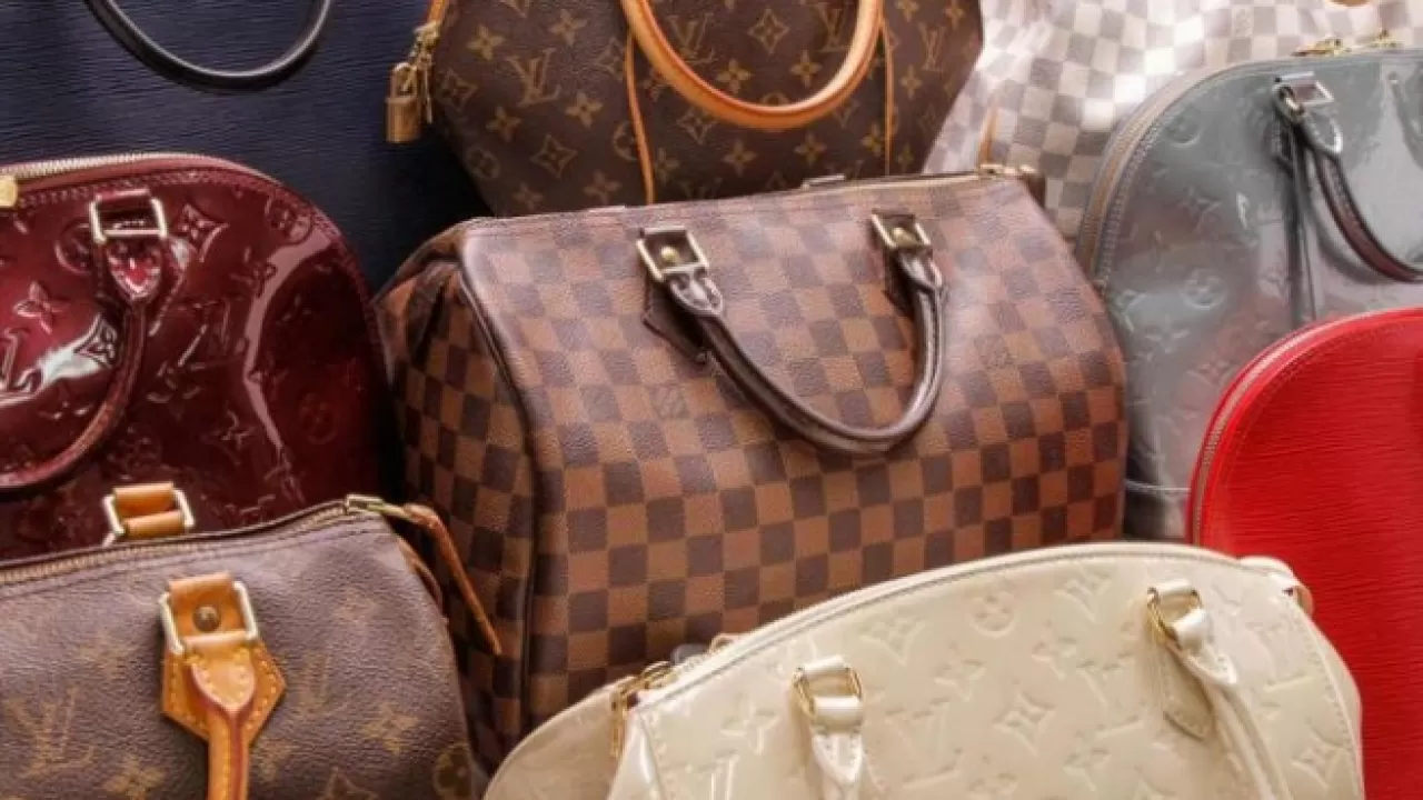 Louis vuitton de. Паленая сумка Луи Виттон. Louis Vuitton Луи Виттон. Бренд Луи Виттон сумки. Сумки Луи Виттон 2022.