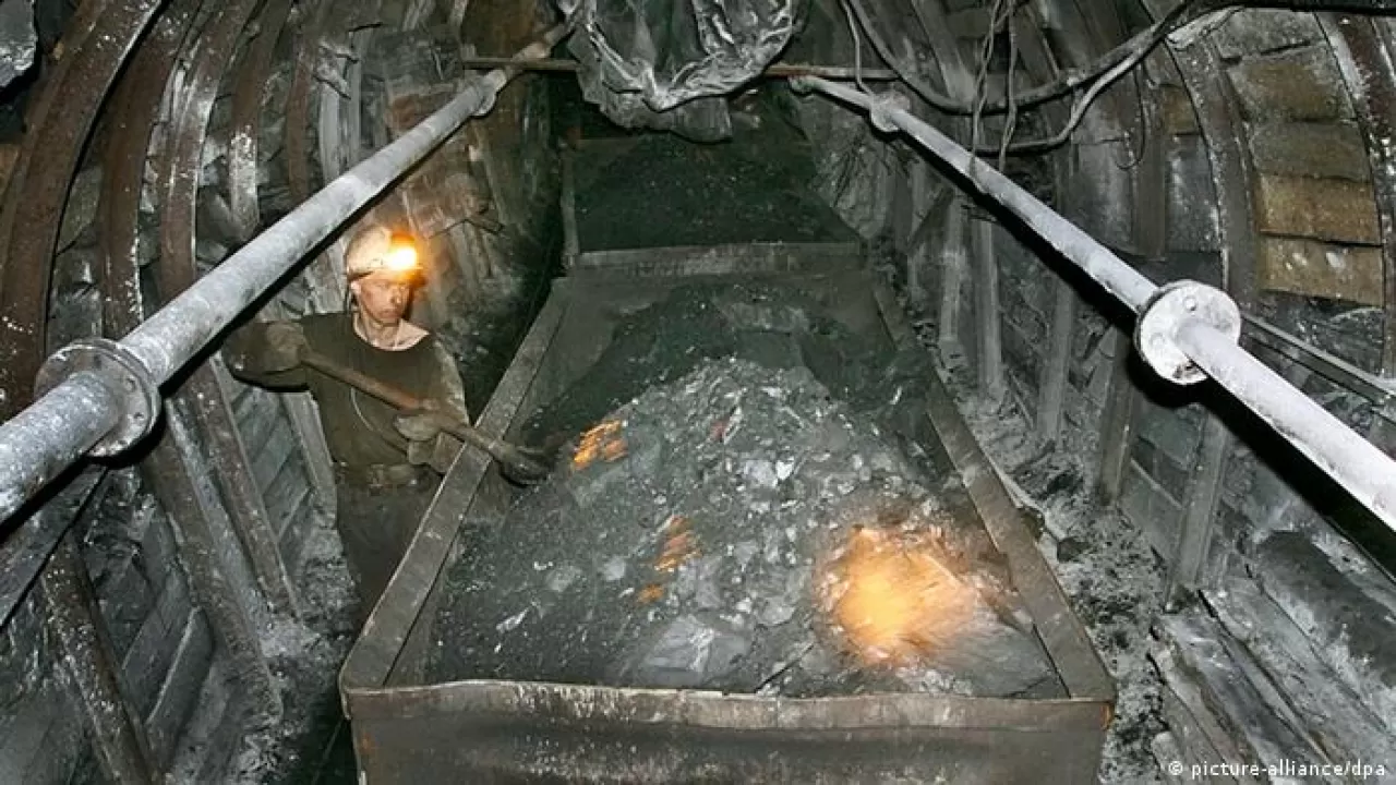 Каменный уголь шахта. Каменный уголь Шахты. Добыча угля в шахте. Добыча каменного угля в ша. Шахтная добыча угля.