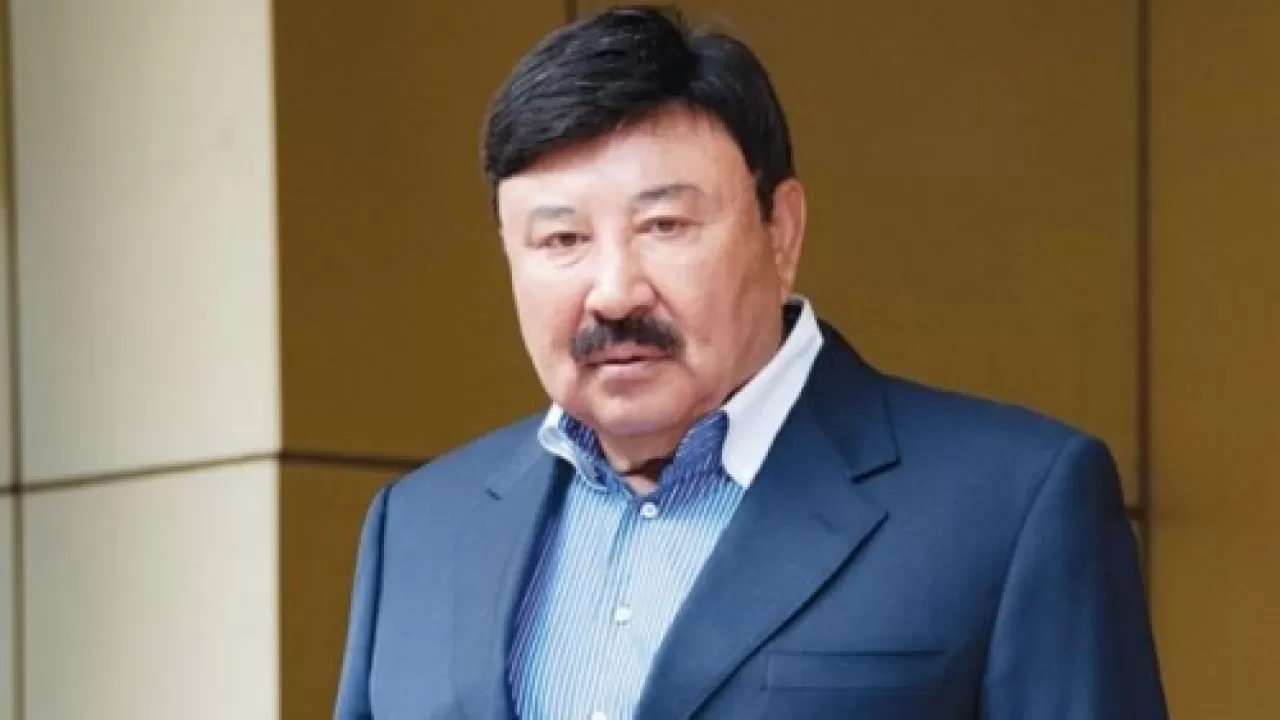 Әдемі жалаңаш қыздардың жақыннан түсірілген суреттері