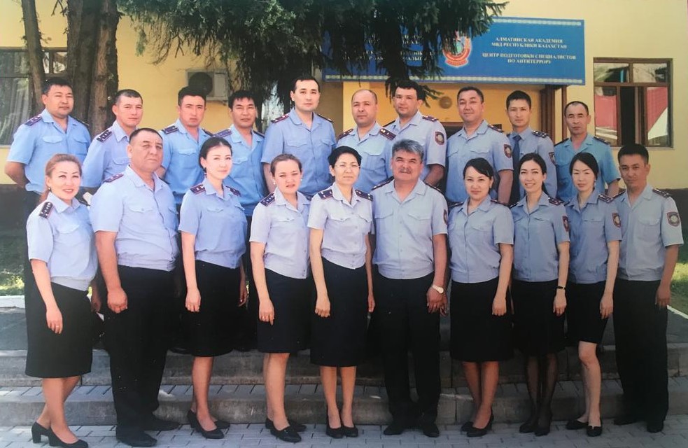 Көшеде жұлқынып, қыздарға көрсетеді.