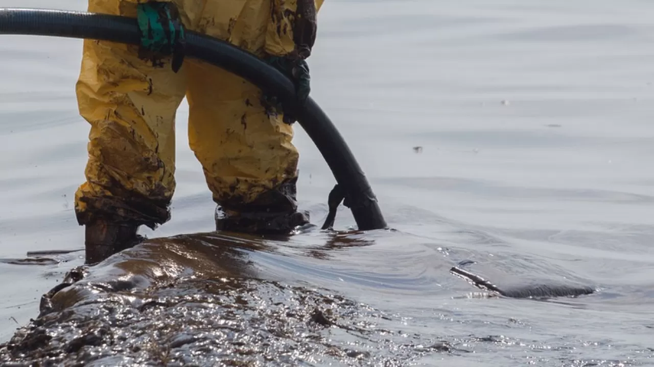 Катастрофы связанные с утечкой нефти. Разлив нефти кейстоун. Катастрофы связанные с утечкой нефти. Выброс нефти из танкера «эксон валдиз». Выброс нефти из танкера экссон вальдес.