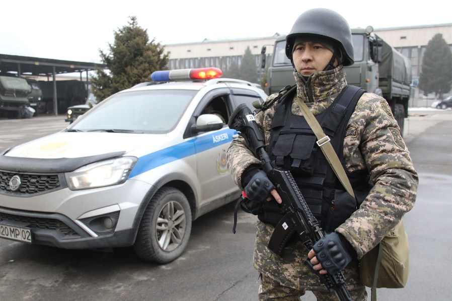 Бұрыштық баспалдақтар үшін тірек тіректер Жалаңаш атақты қыздардың бейнелерін қараңыз