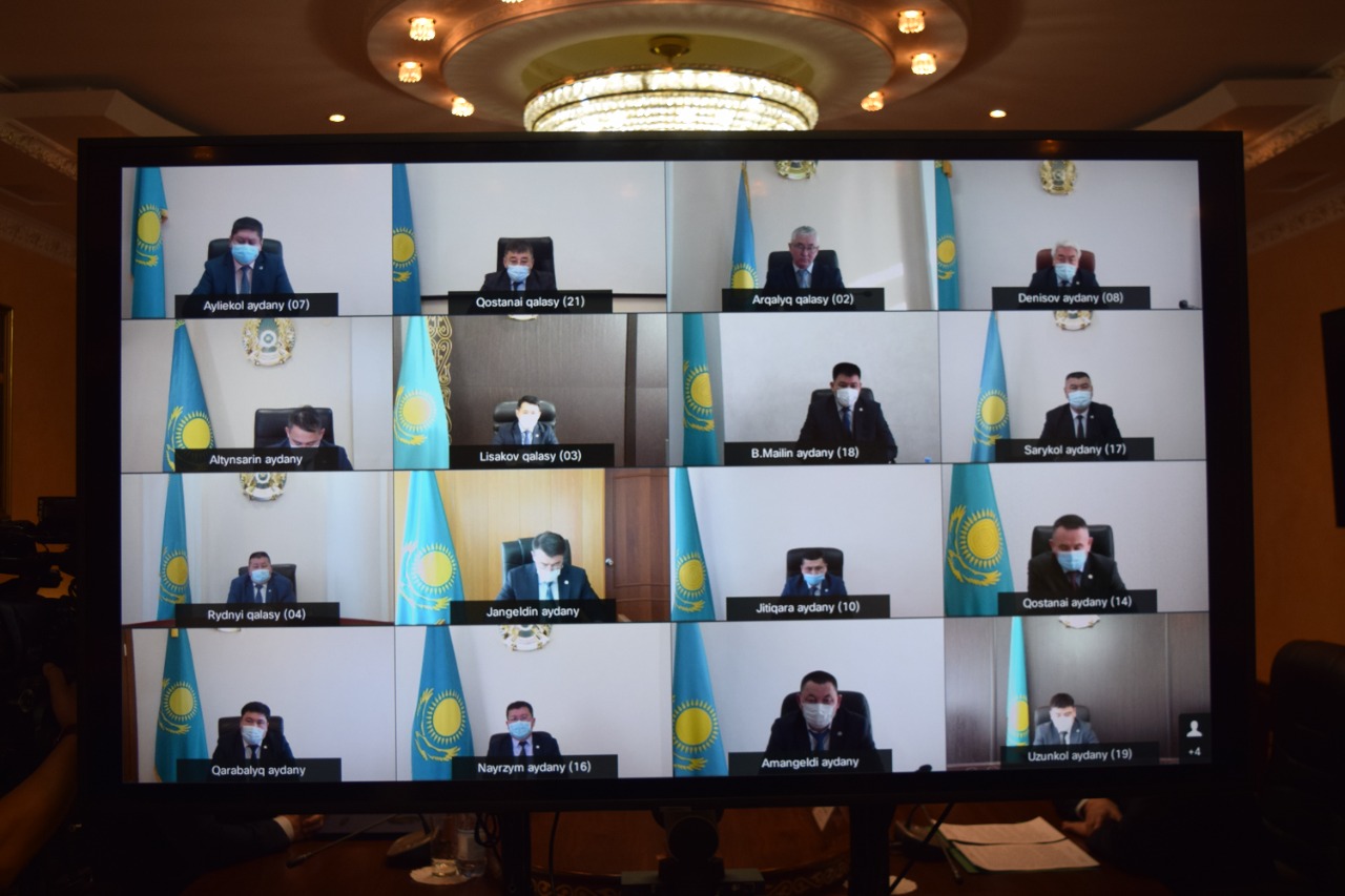 Ол оның юбкасын көтеріп, оның кискасын көрсетті.