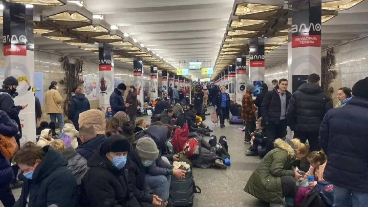 Метро не работает сейчас. Люди прячутся в метро Киева. Киевское метро сейчас. Метро Киева сейчас. Киевское метро сегодня.