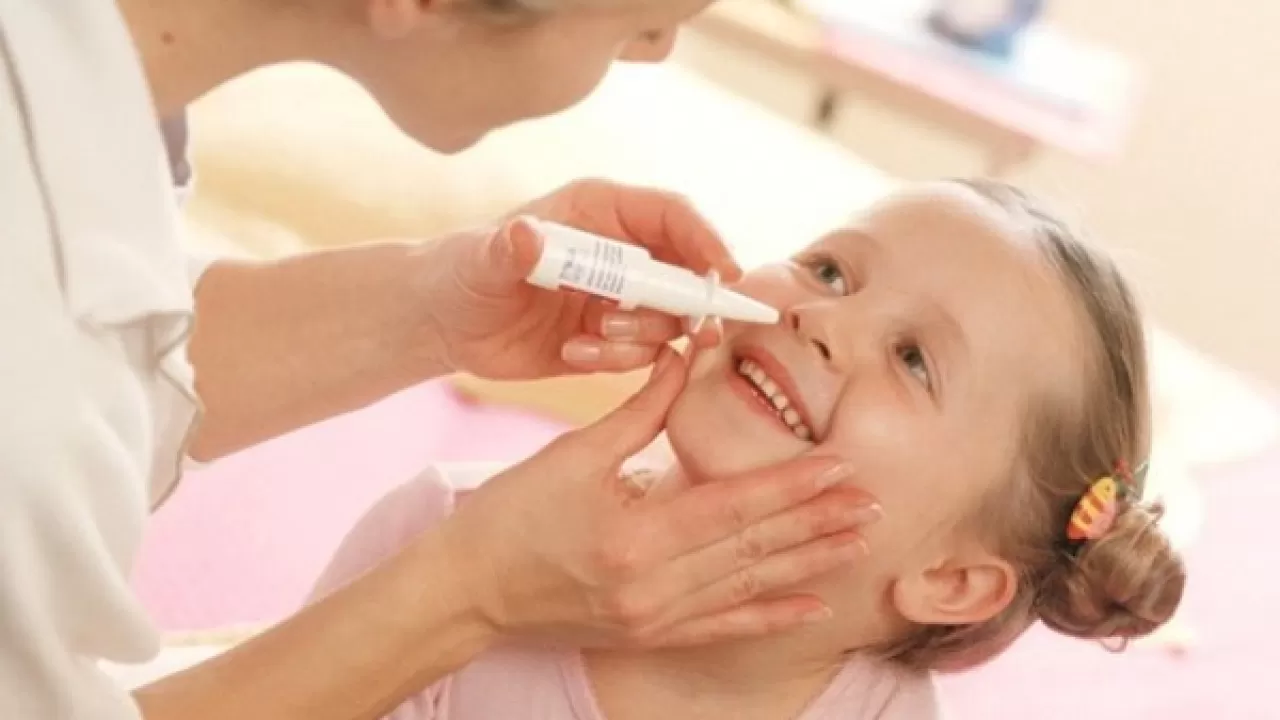 Заложенность носа у ребенка 5 лет. Ребенку капают капли в нос. Закапывание капель в нос детям. Закапывание в нос капель ретегку. Введение лекарственных средств в нос.