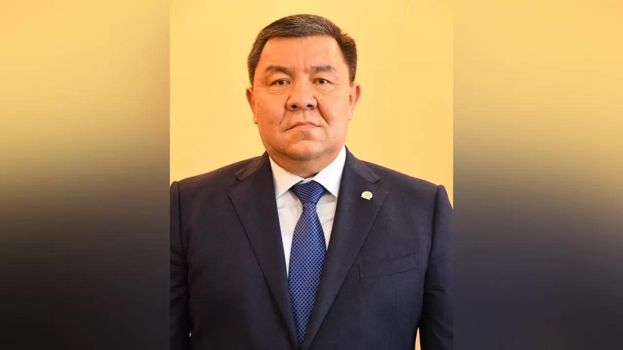 Қытай қыздары төрт аяғын тік тұрып, кеуделерін шайқайды. Әже оның кискасын жайып жіберді