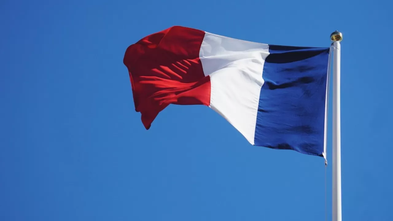 Франция призвала. Парчами Франция. Французское Содружество. Флаг Франции и России. МИД Франции.