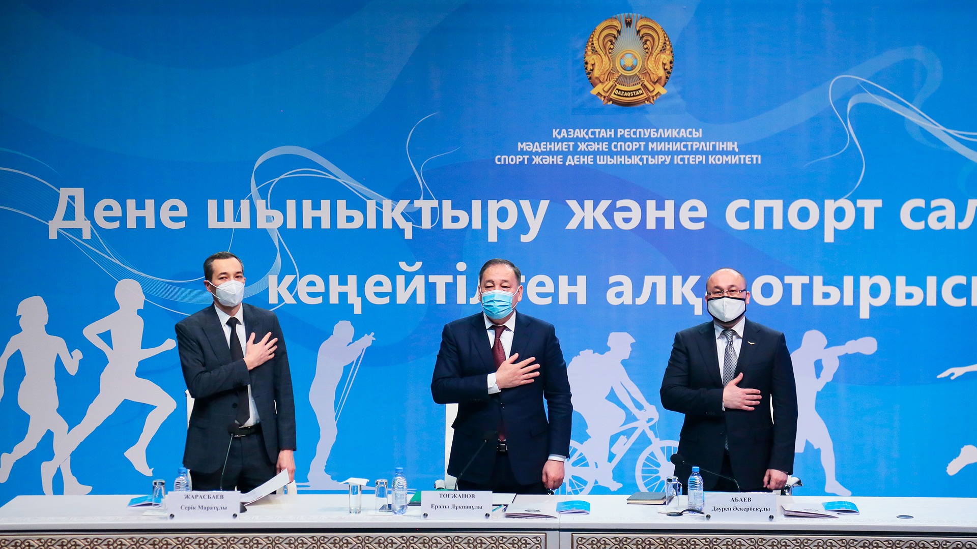 Гимнасттар жаттығу залында