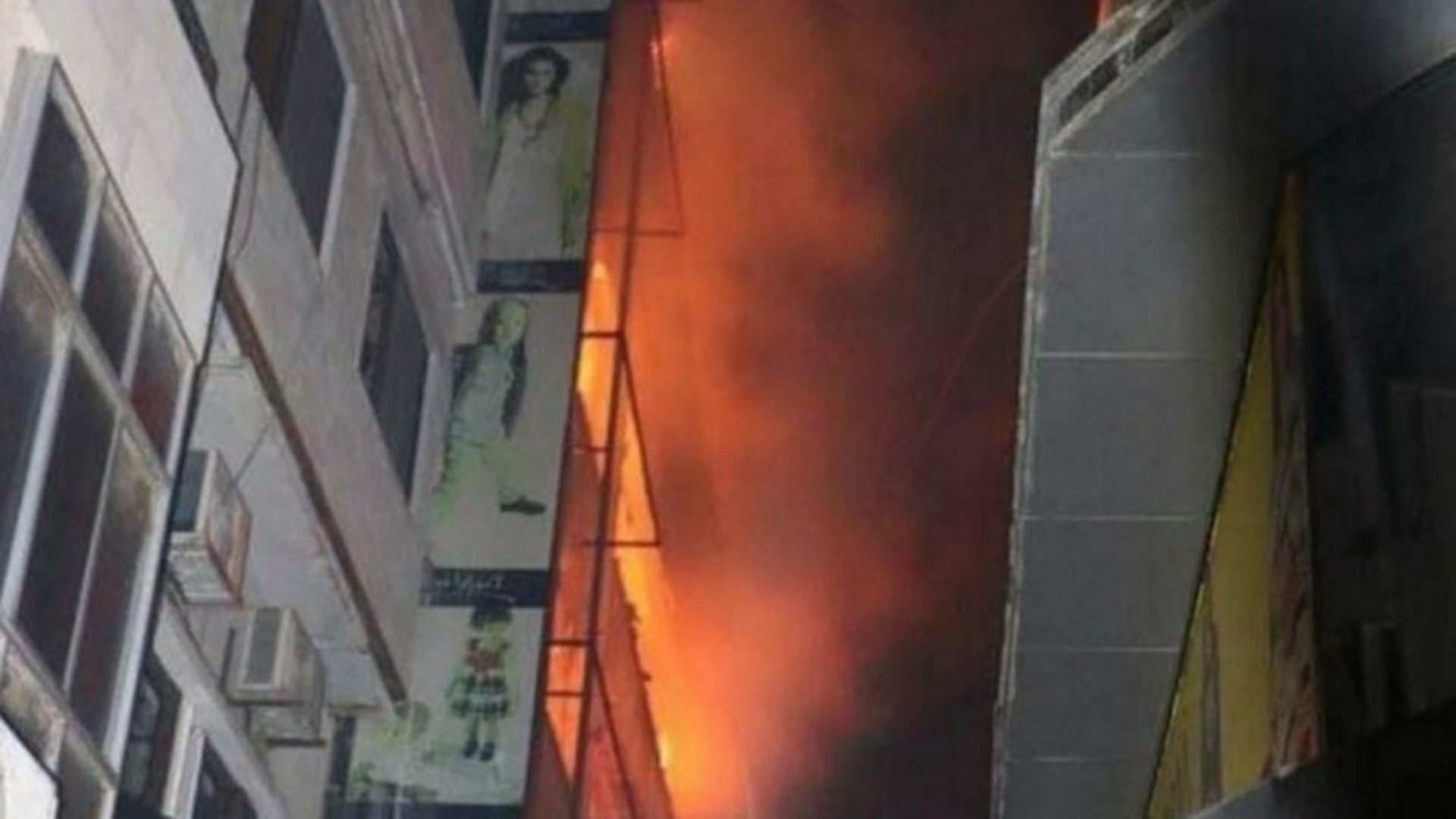 Почему начался пожар в крокусе. Пожар в ТЦ. Пожар в здании ТЦ. Синдика пожар 2017. Пожар в торговом центре в Москве.