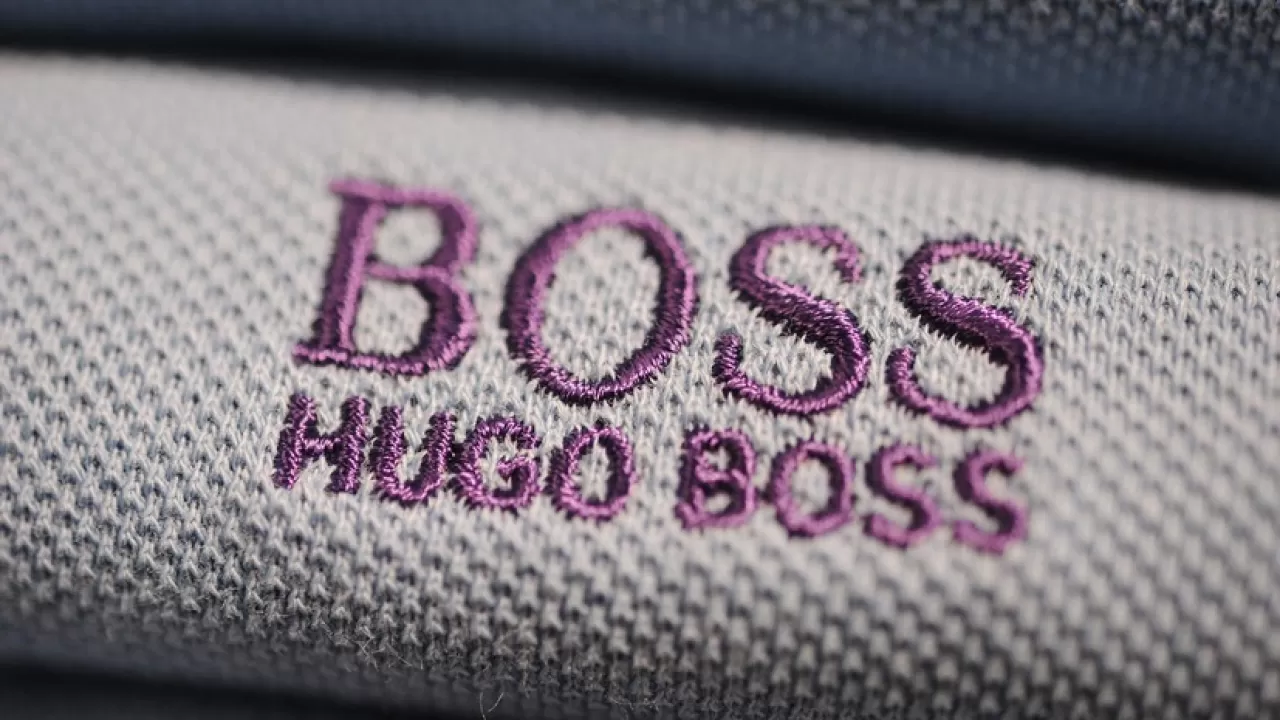 Hugo на русском. Вышивка Hugo Boss. Нашивка Hugo Boss. Hugo логотип. Надпись Хуго.