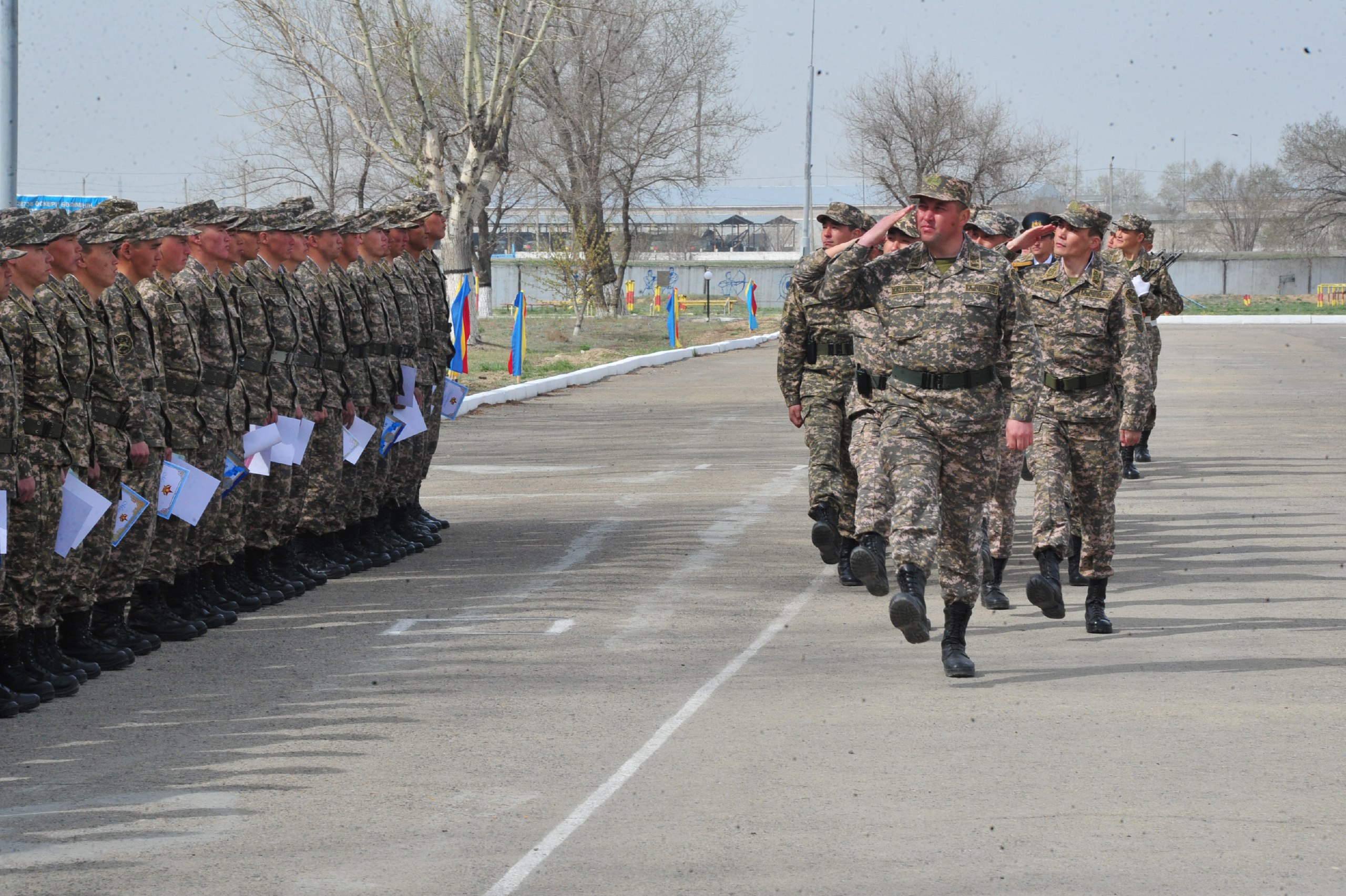 Серков проводи домой. Солдаты в части. Солдат военнослужащий. Мобилизация на Украине. Прощание со знаменем.