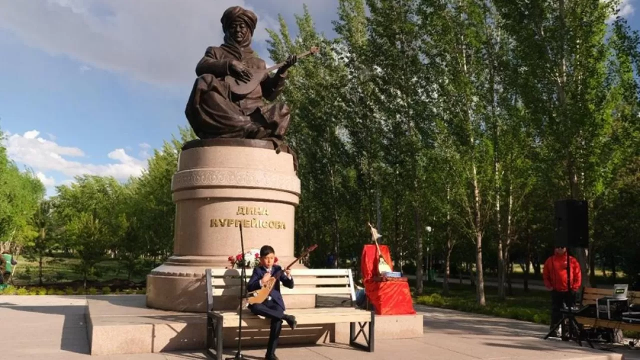 Арнайы түрмедегі қатыгез жыныстық тәрбиені көрсететін порно комикстері