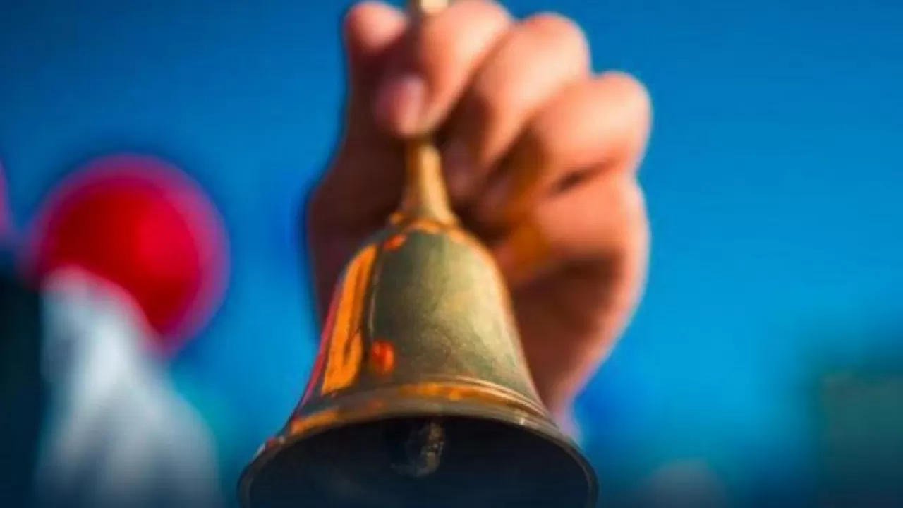 25 мая 2006 год. Москва 2006 год. Липецк 2006 год. 25 мая последний звонок 2022. Колокольчик школьный.