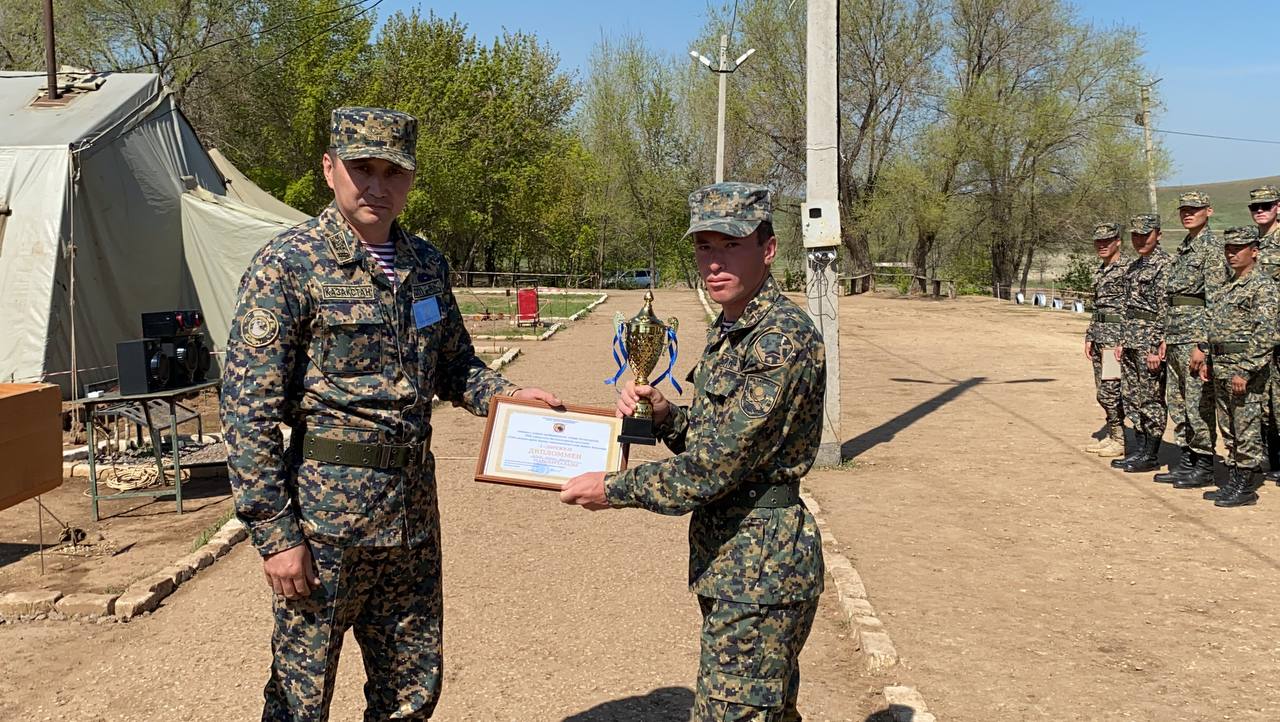 Ерлердің киім ауыстыратын бөлмесінің порносын көріңіз