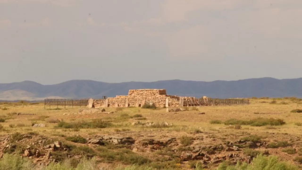 Жас ресейлік томпақтың порносы Фотосуретте қатты бөкселер көрсетілген