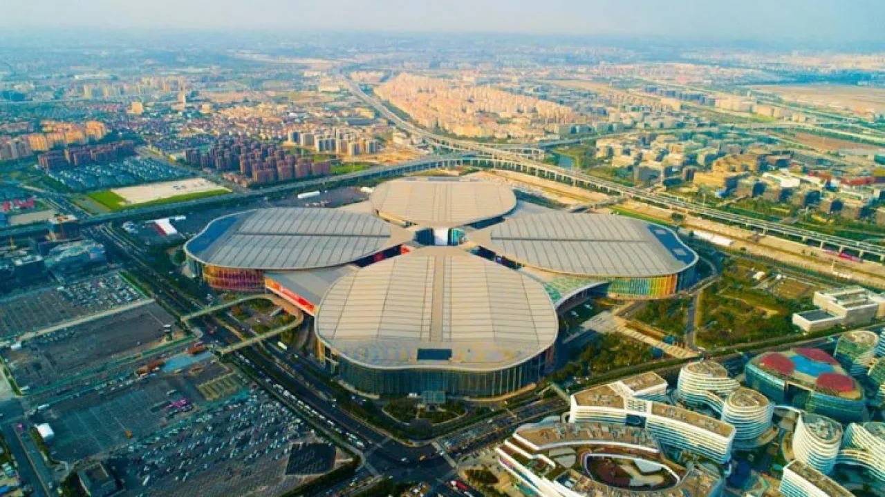 National exhibition and convention center. Shanghai National Exhibition Convention Centre. Шанхай Китай фото. Площадь Китая и России. Выставки Yibang Китай.