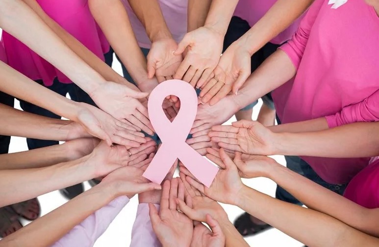 Әдемі кеудесі бар ыстық минетші қыз шығыңқы әтешке секіреді Доптарды бір уақытта сорып, жалайды