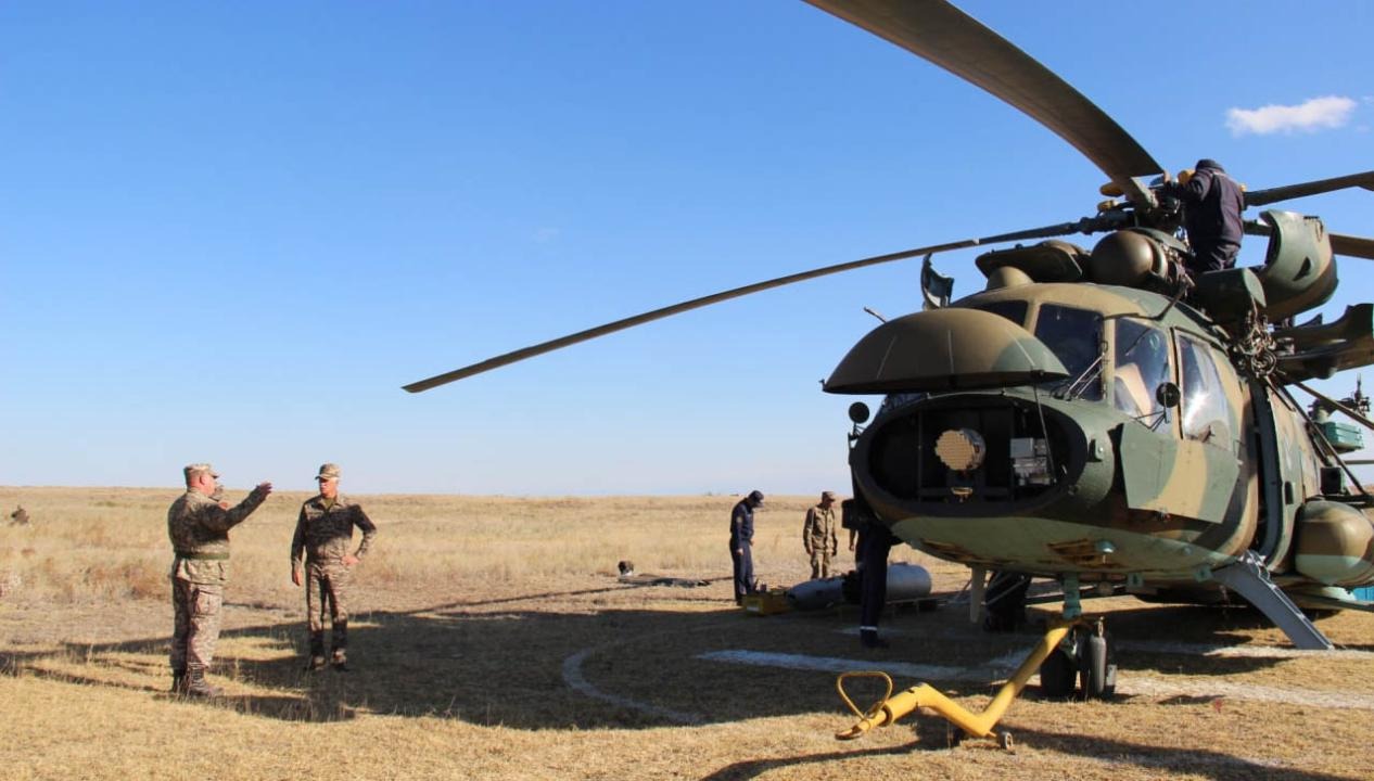 Военные специалисты провели ремонт вертолета в полевых условиях