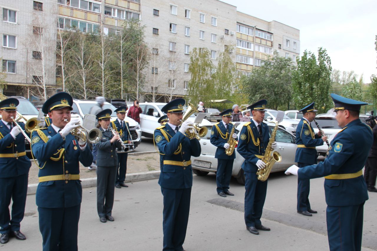 В Костанае ветерана-фронтовика чествовали полицейские и гвардейцы во дворе  дома