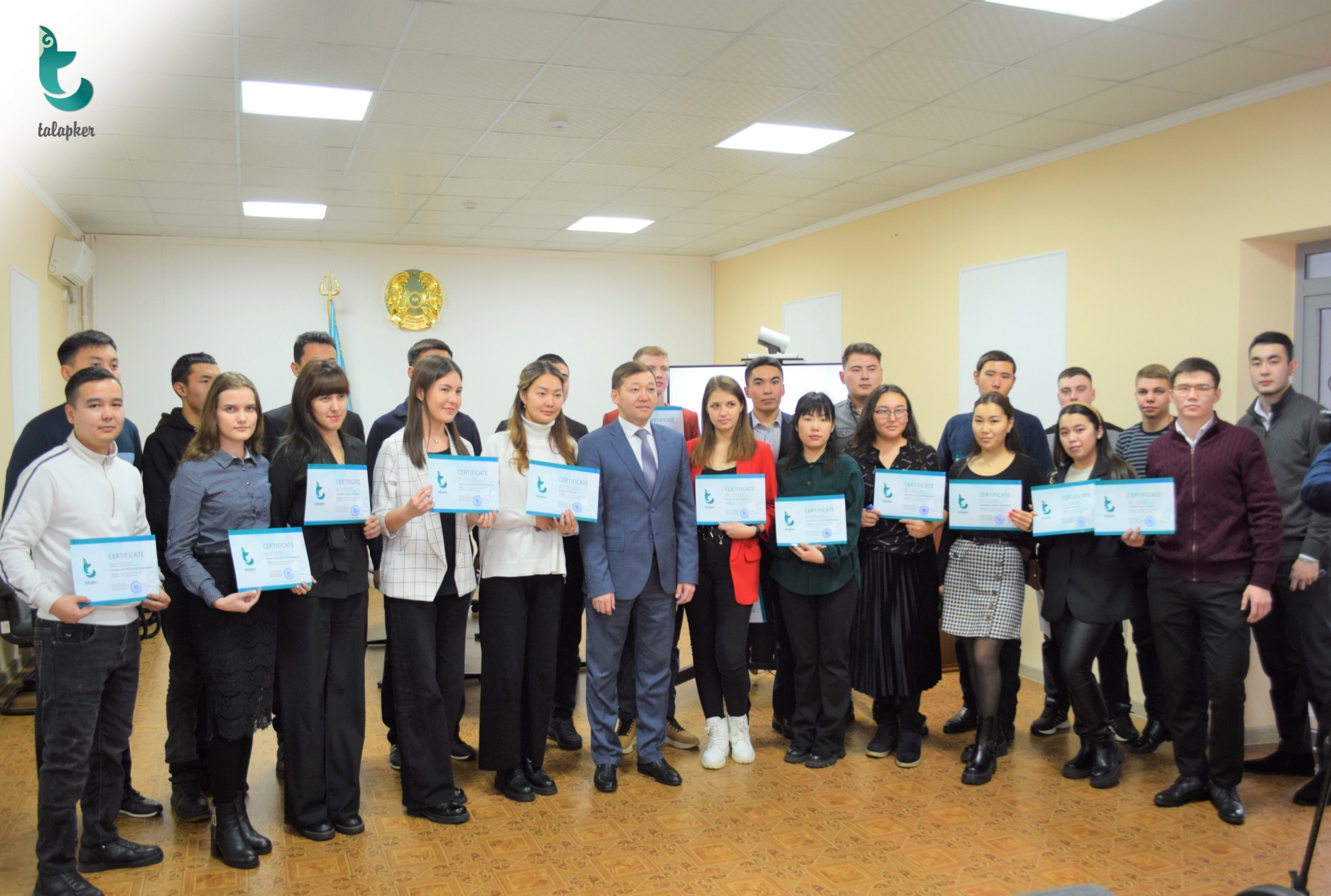 Государственный служащий. Молодежное предпринимательство. Начинающий госслужащий. Зал севастополь севгу. Школа государственного служащего.