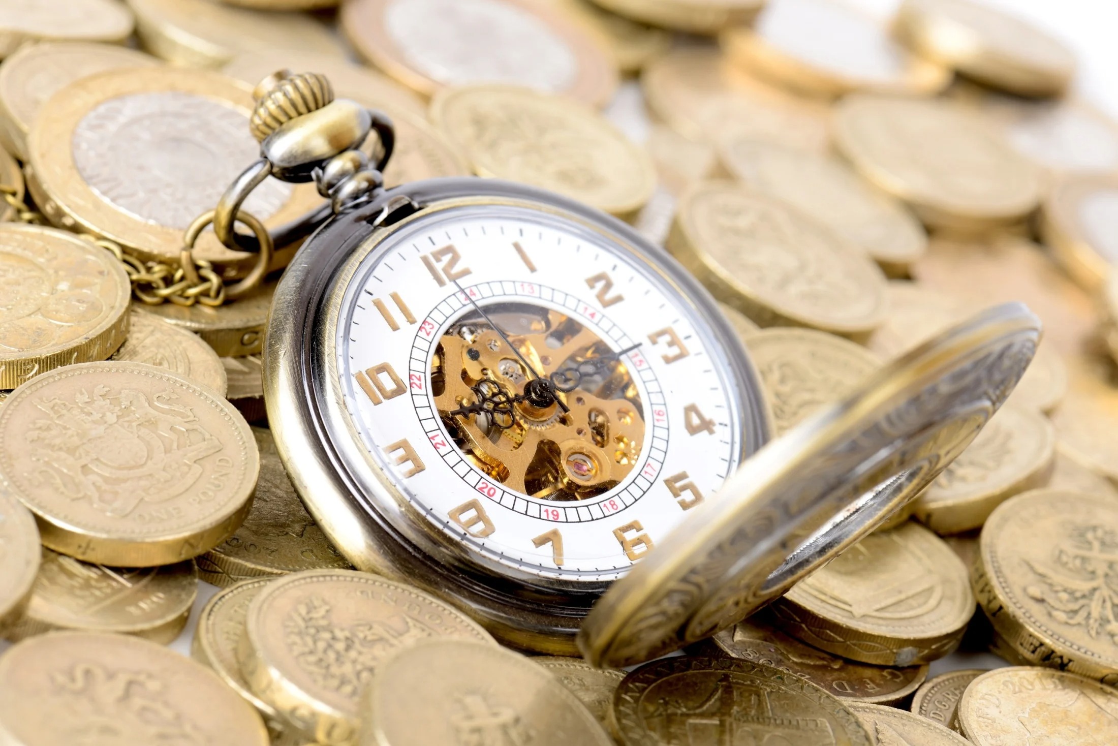 Деньги на время продажи. Время - деньги. Часы и деньги. Часы с монетами. Экономия времени и денег.