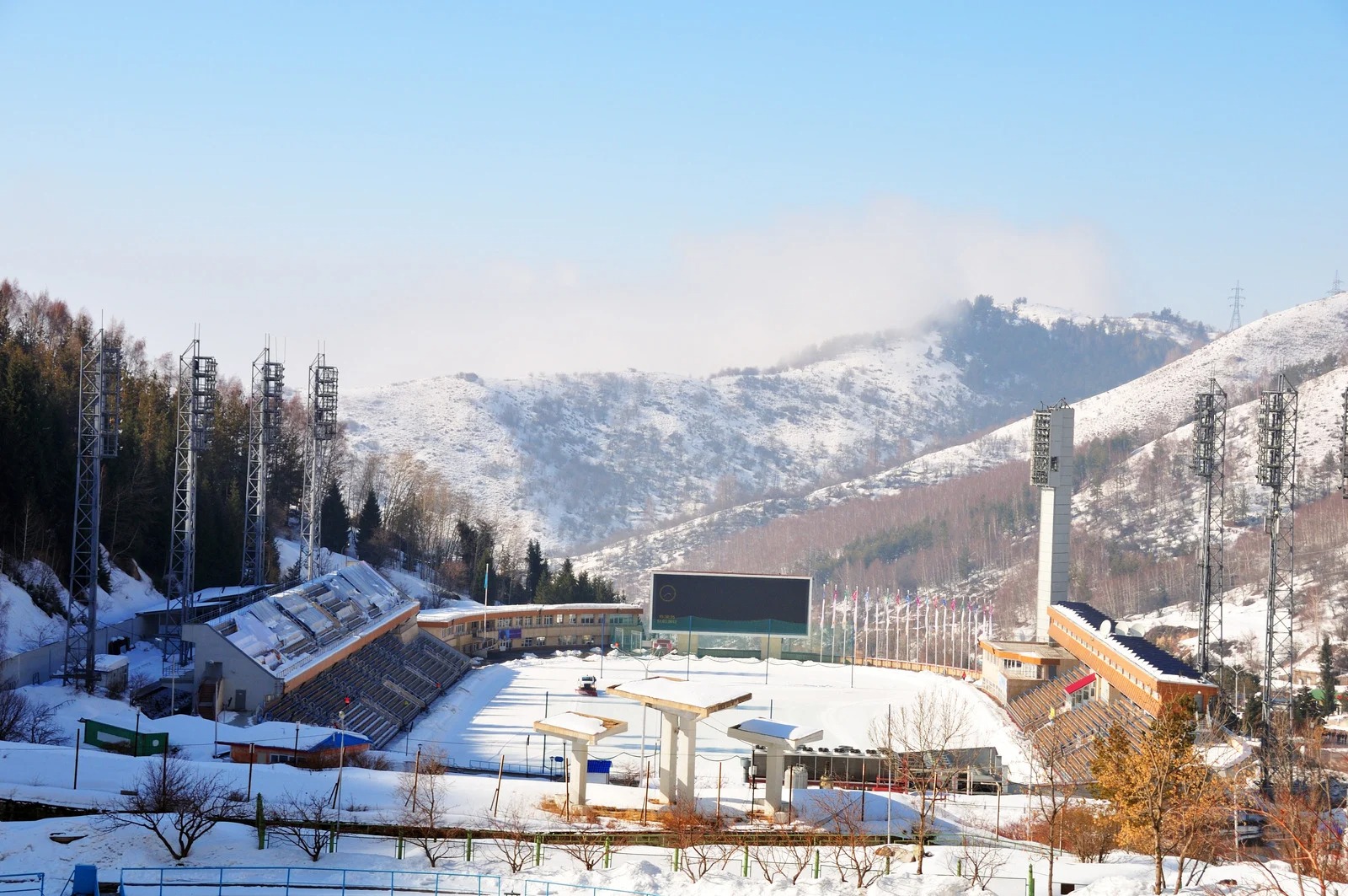 Жк медео красноярск. Ле Медео. ЖК Медео. Alpine Skating Rink Medeo. Нарисовать легко и просто высокогорный каток Медео.