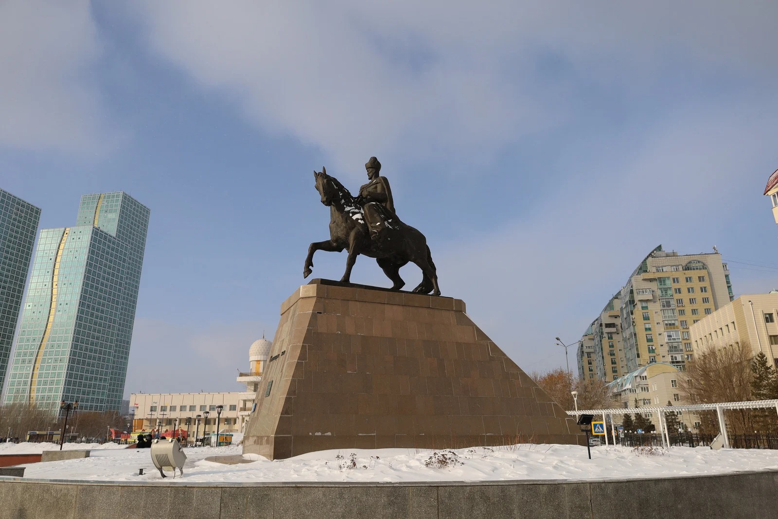 Астана алматы шымкент. Памятник Хану Кенесары. Памятник Кенесары в Астане. Кенесары касымов памятник.