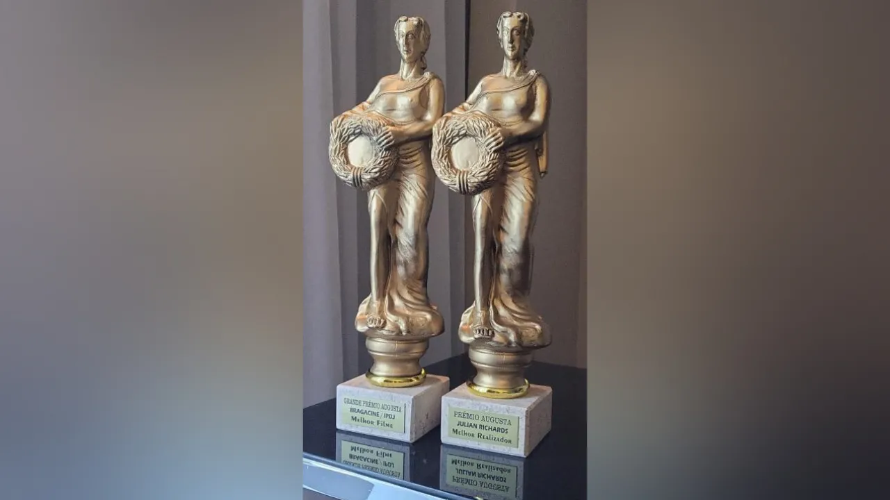 Айна алдында жалаңаш тұрған қызылбастар Сексуалды іш киімдегі ханымдар