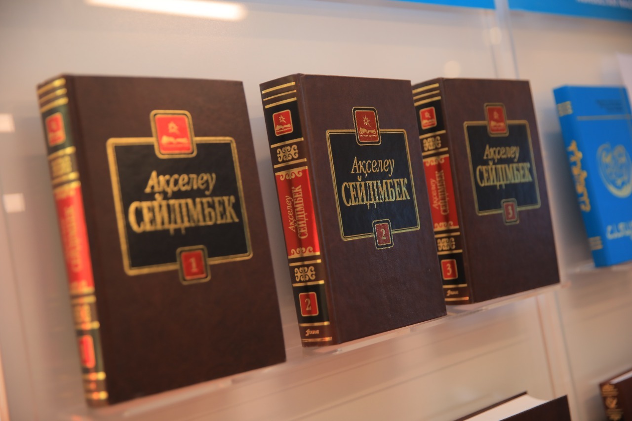 ВКонтакте: Студенттер есекке еліктеп алады.