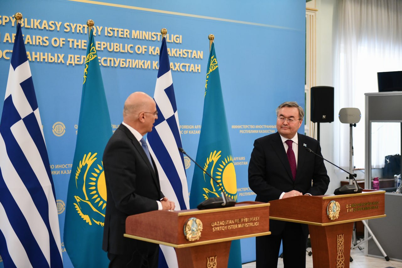 qollari boglangan doggy uslubidagi qiz