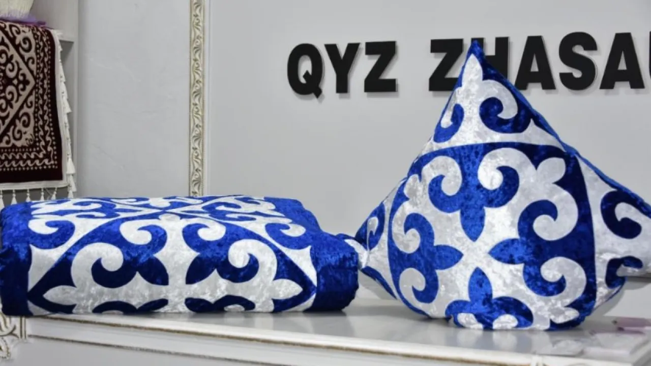 Жарнамалық фото порнодан подружкалардың жастықтары Мен порно көремін