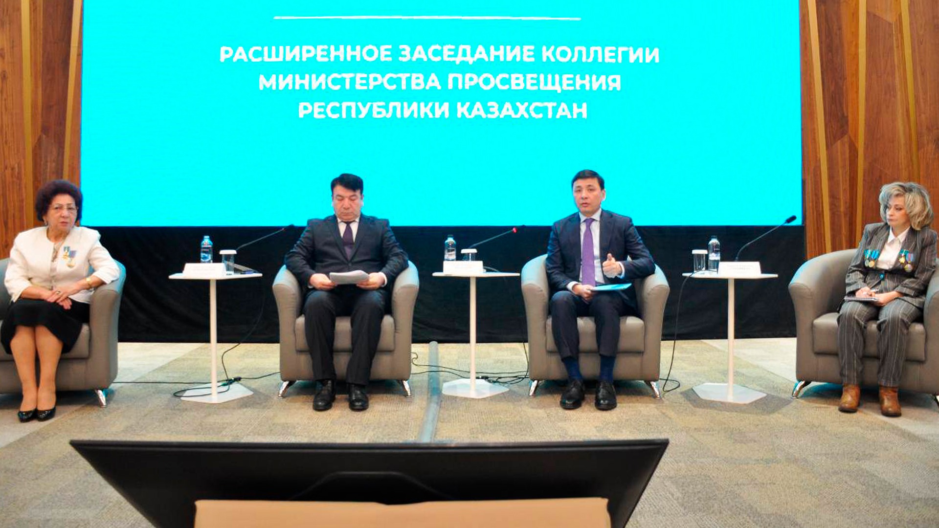 Министр образования рк 2022 год. Министр Казахстана 2022. Заместитель министра образования. Казахстан экономика 2022. Гани Бейсембаев.