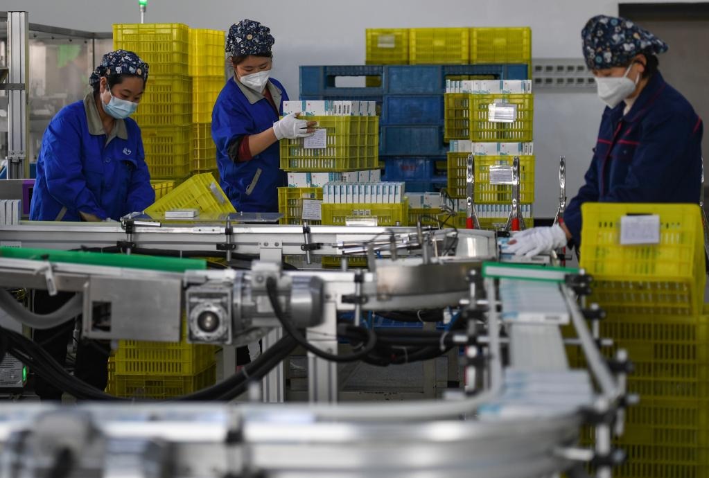 Китайские заводы наращивают производство противовирусных таблеток от .