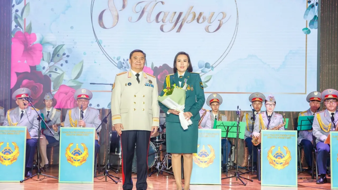 Эротикалық әйел жамбасы жалаңаш Аналар жас жігіттерді силайды