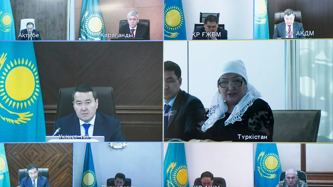 Мен үйге камера орнатып, əйелімді жаттықтырдым.