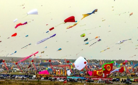 Вэйфанский международный фестиваль воздушных змеев привлекает любителей из Китая и из-за рубежа