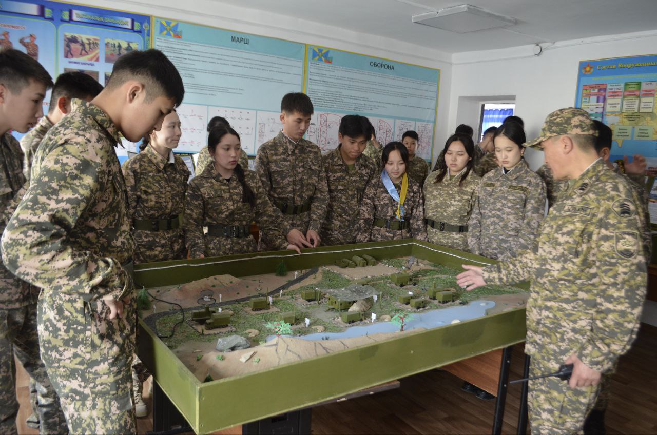 Ол трусиларын кискасына салады.