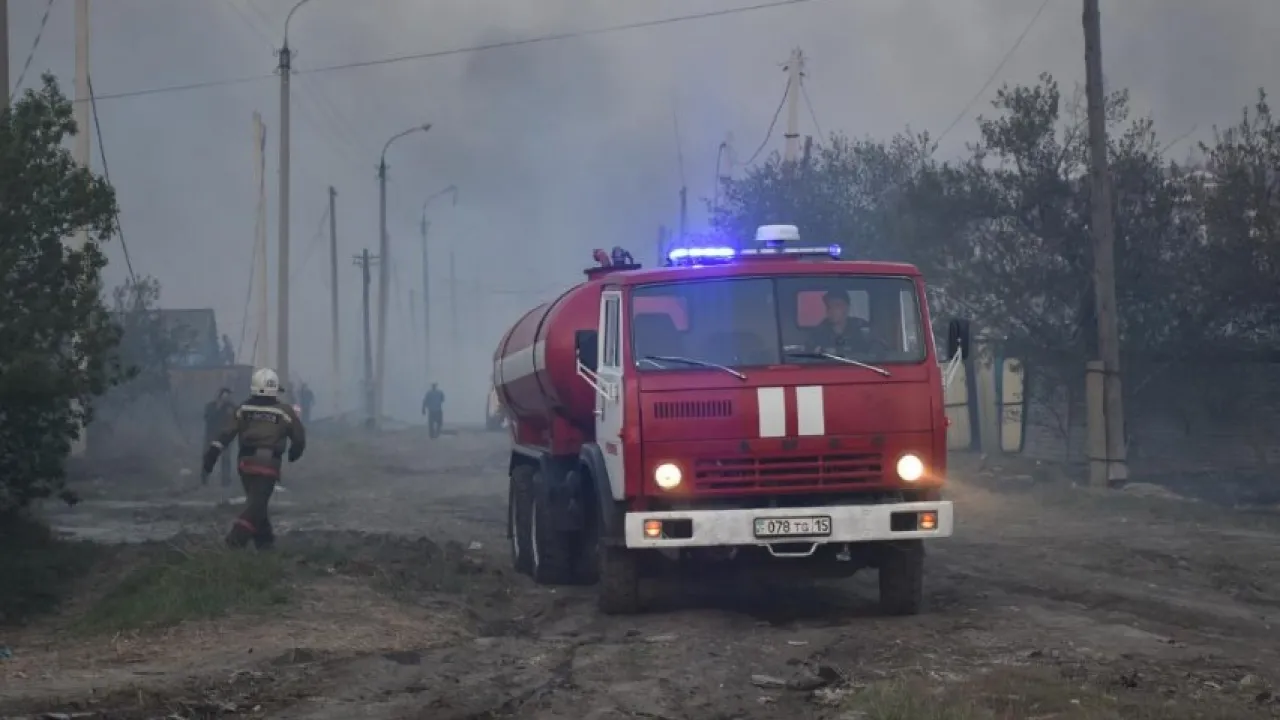 В Северо-Казахстанской области тушили пожар, распространившийся на жилые  дома