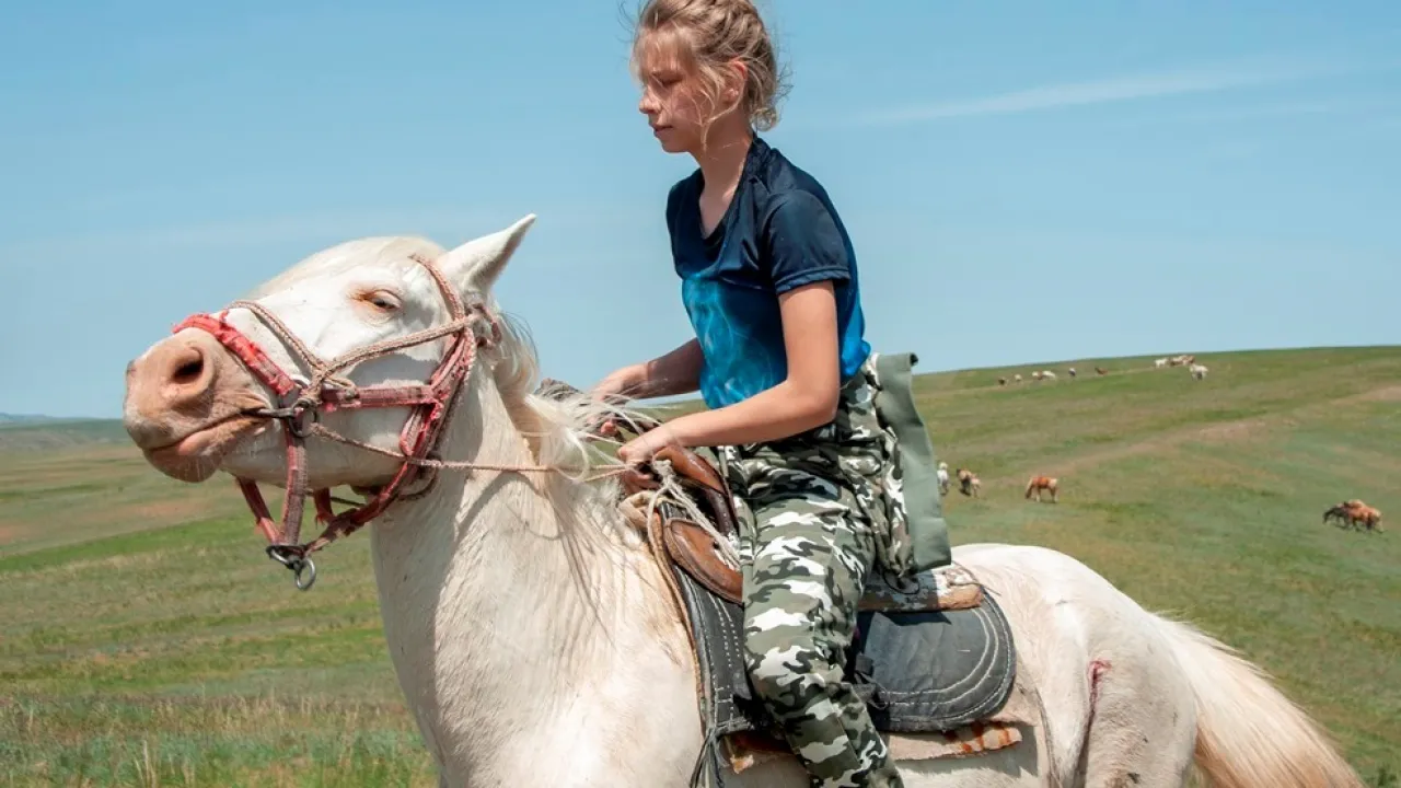 Ақ шұлық киген қыз порно