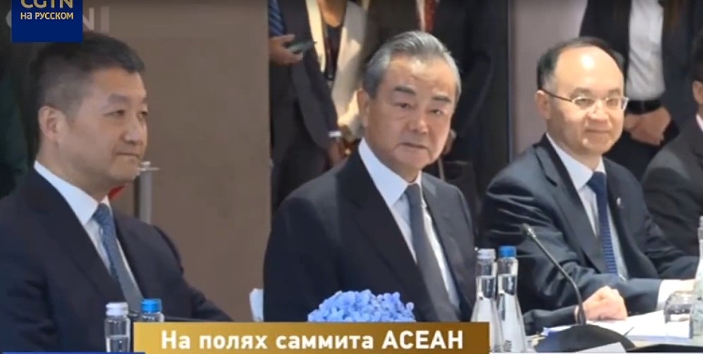 Ван И призвал госсекретаря США к конкретным шагам по нормализации отношений с Китаем