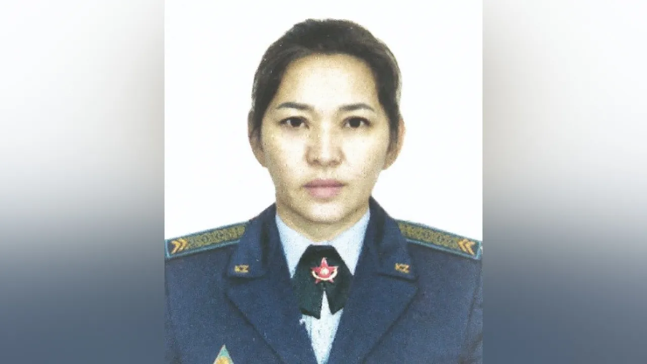 Жамал астындағы әдемі әйел кеуделері