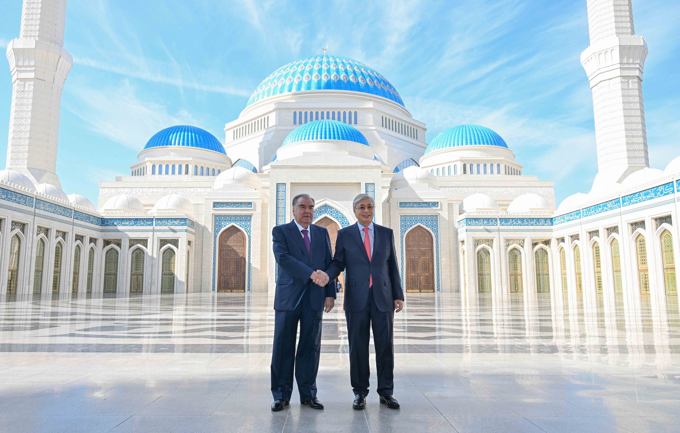 Астана самая большая мечеть. Центральная мечеть (Астана). Новая мечеть в Астане. Самый большой мечеть в Астане. Мечеть в Астане фото.