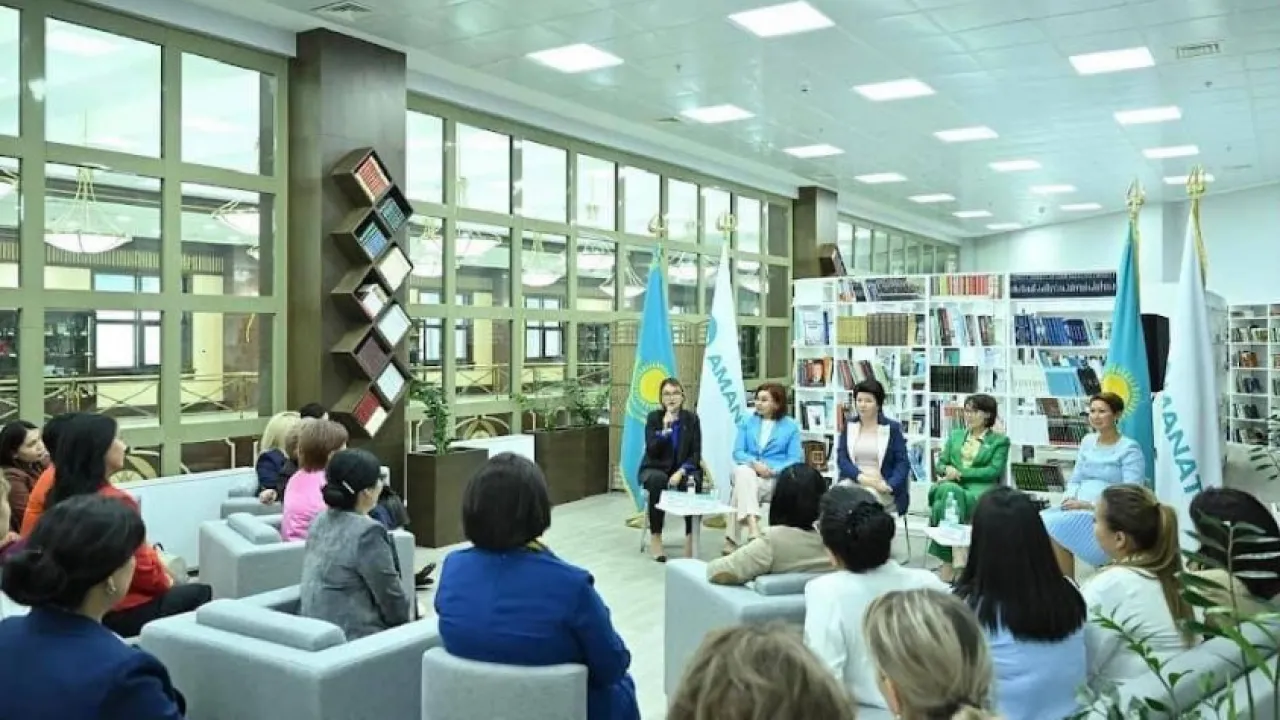 Қыздар ұрық безімен ойнайды