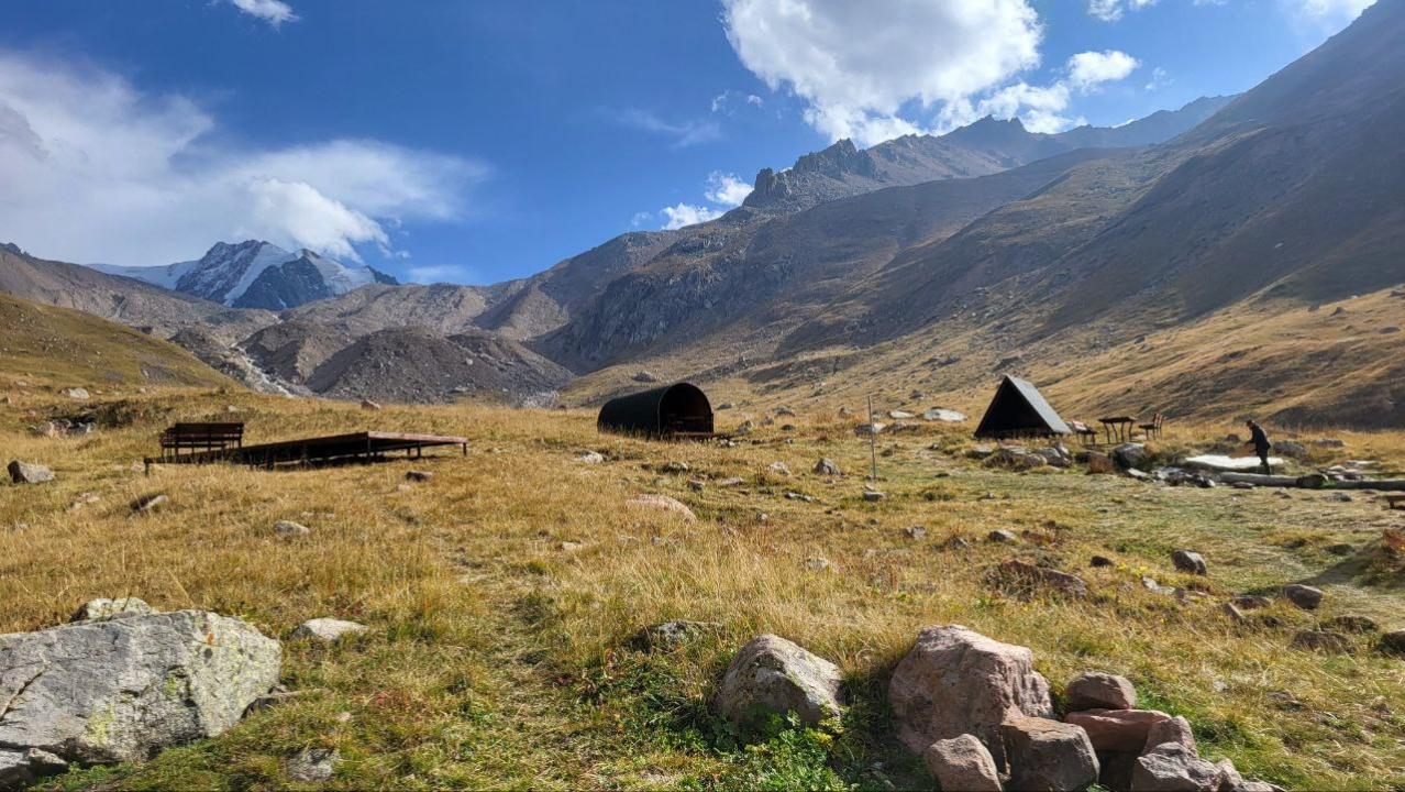 Эротикалық костюмдегі қыздар, үй фотолары Жетілген қыз-келіншектер шешініп жүр