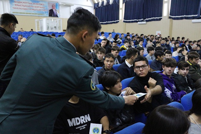 Қолында қатал