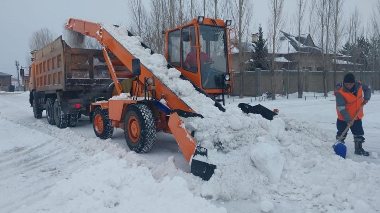 Более 1200 единиц спецтехники убирают снег в Астане