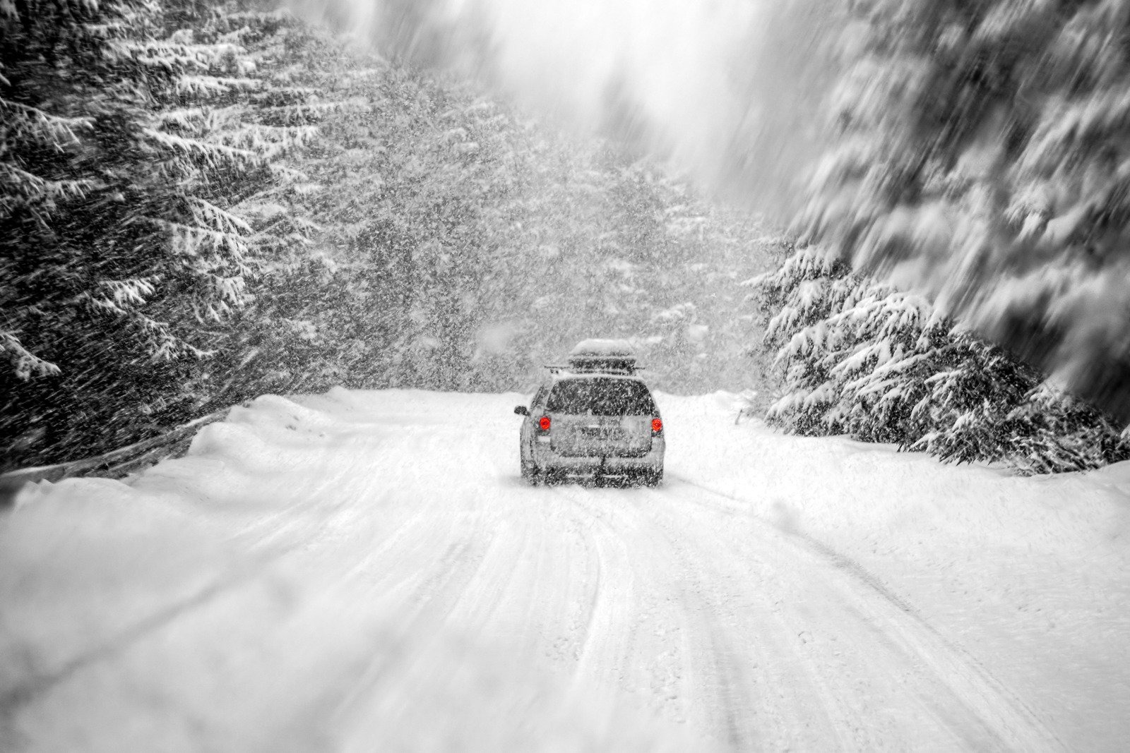 Машины замело снегом стоковое фото. Car Cleared of Snow.