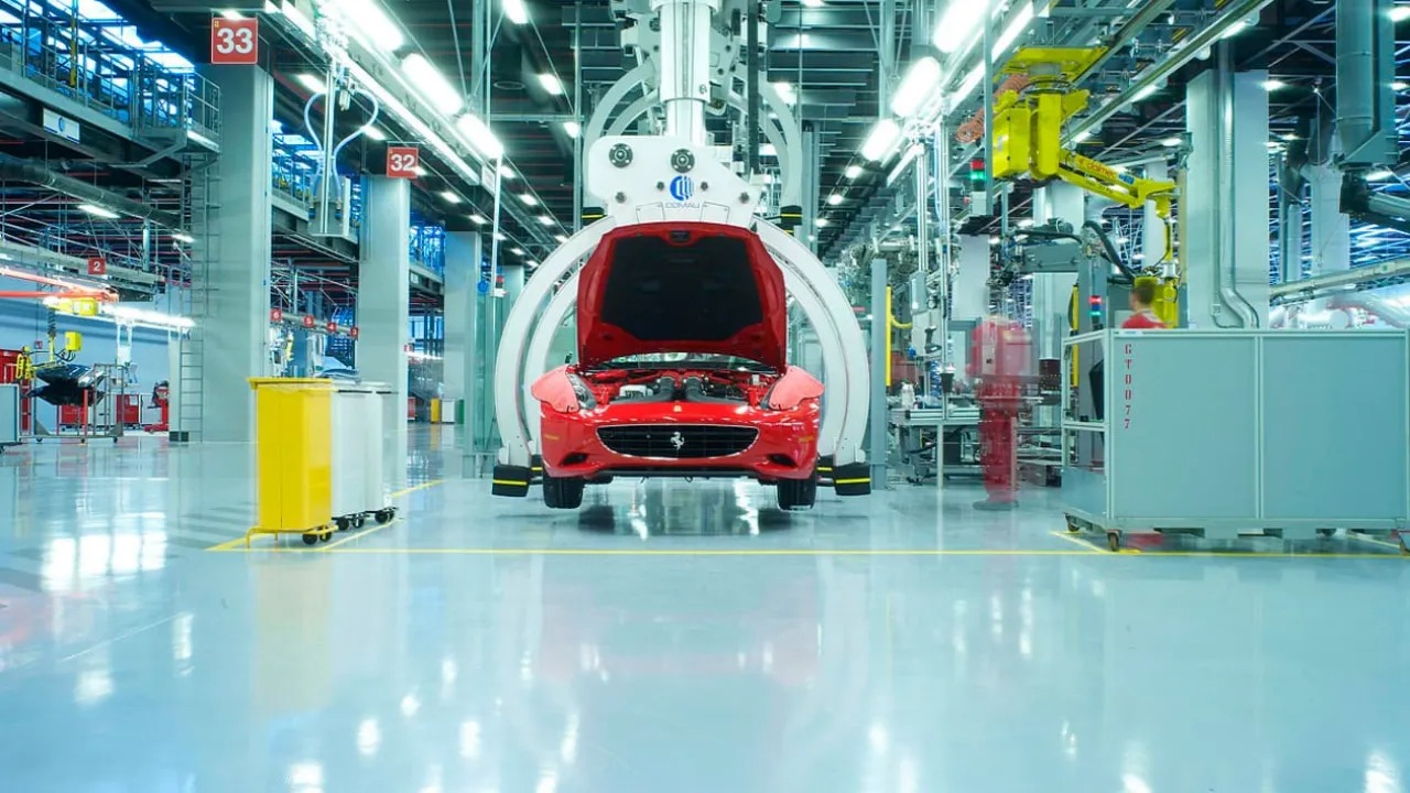 Playboy порнографиясы: Барс матасын киген жетілген медбике науқасты емдейді.